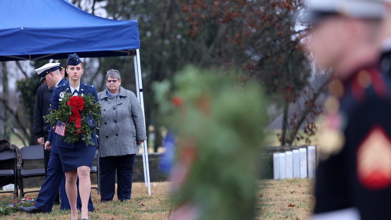 Hundreds gather at Kentucky Wreaths Across America events to honor vets