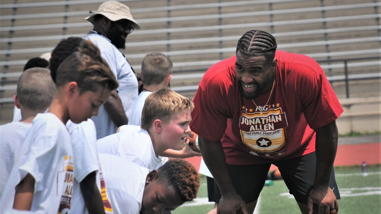 Washington Commanders star spends time with kids at Fort Lee ProCamp