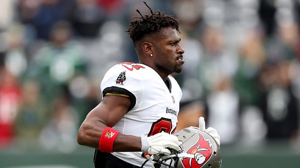 Antonio Brown tweets after incident, photo appears to show him waiting for ride outside MetLife Stadium