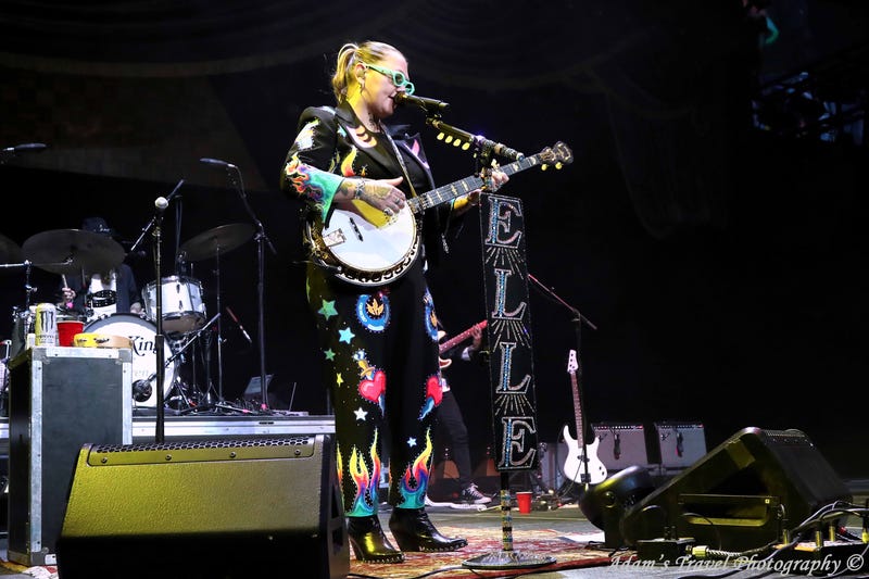 Elle King on stage holding banjo