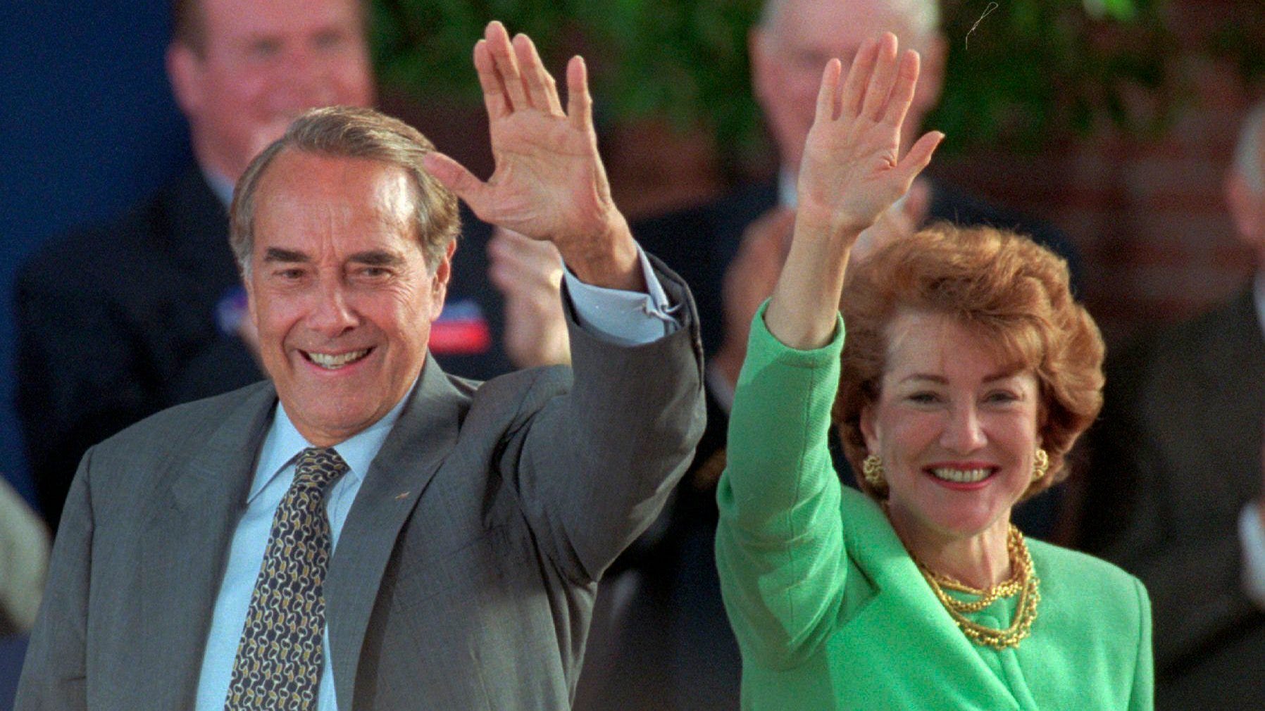 Reaction to Bob Dole's death from veterans, U.S. dignitaries