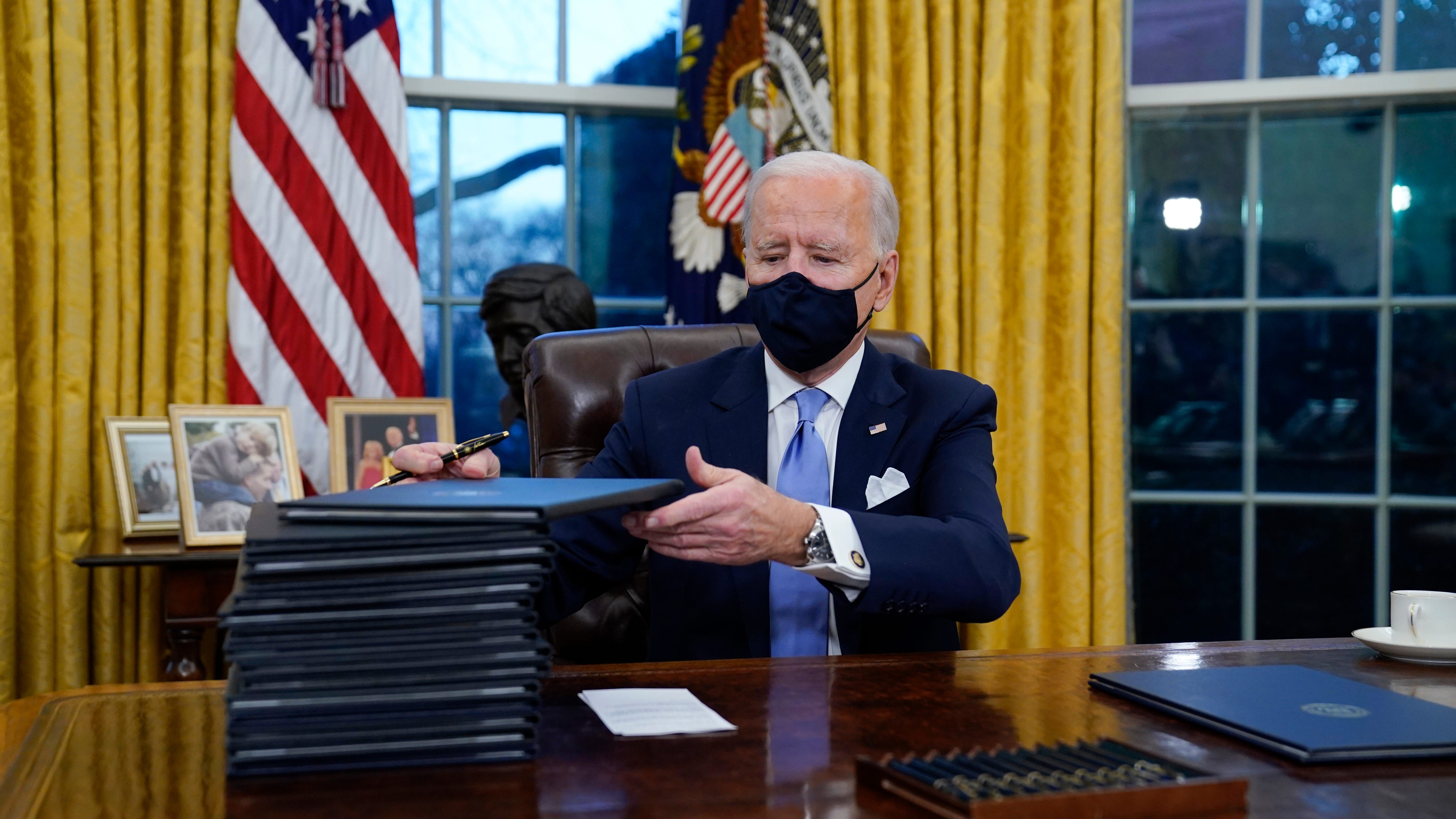 Biden to sign virus measures, requires mask use to travel