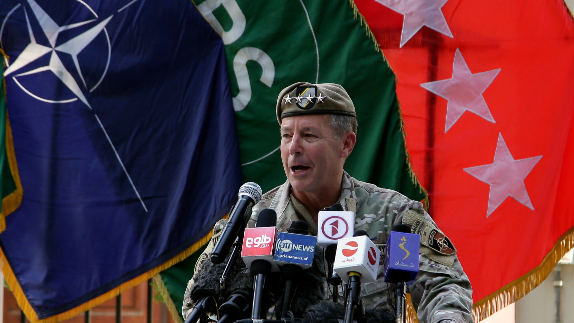 Top U.S. commander in Afghanistan relinquishes post