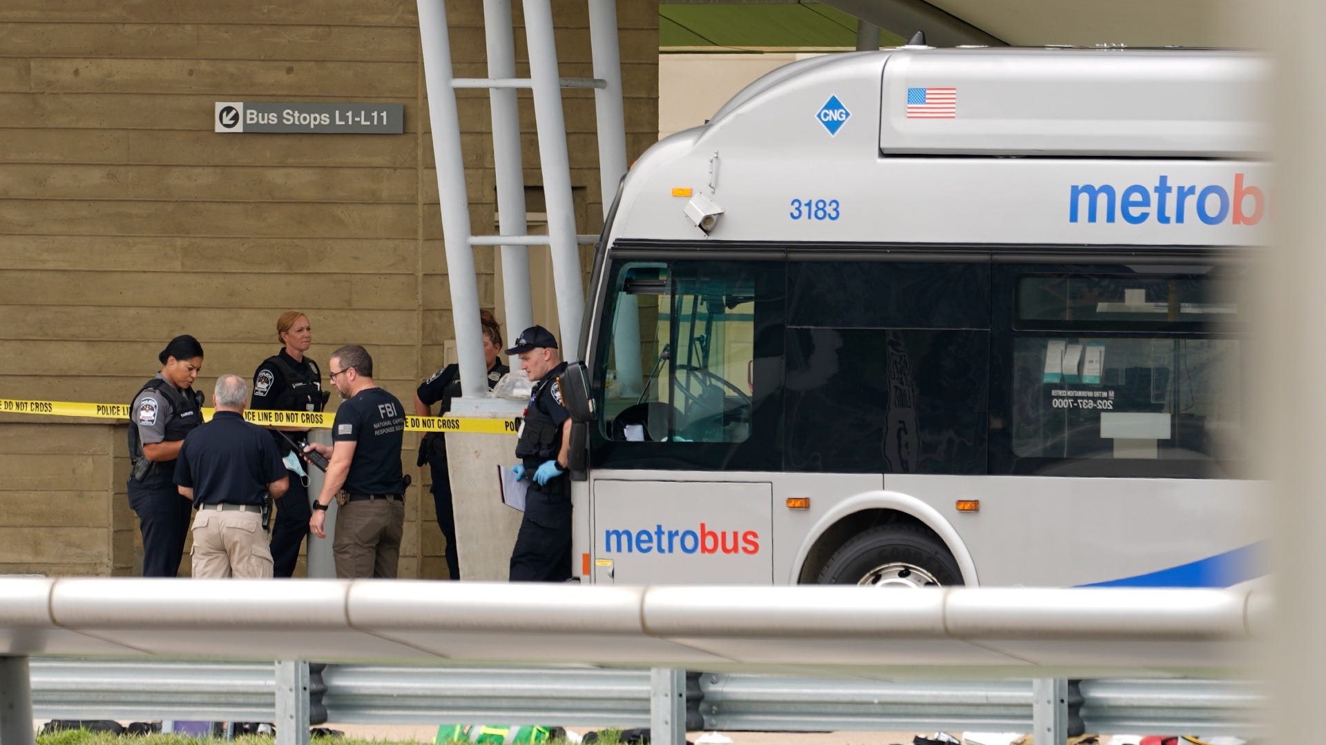 Officer dead, suspect killed in violence outside Pentagon