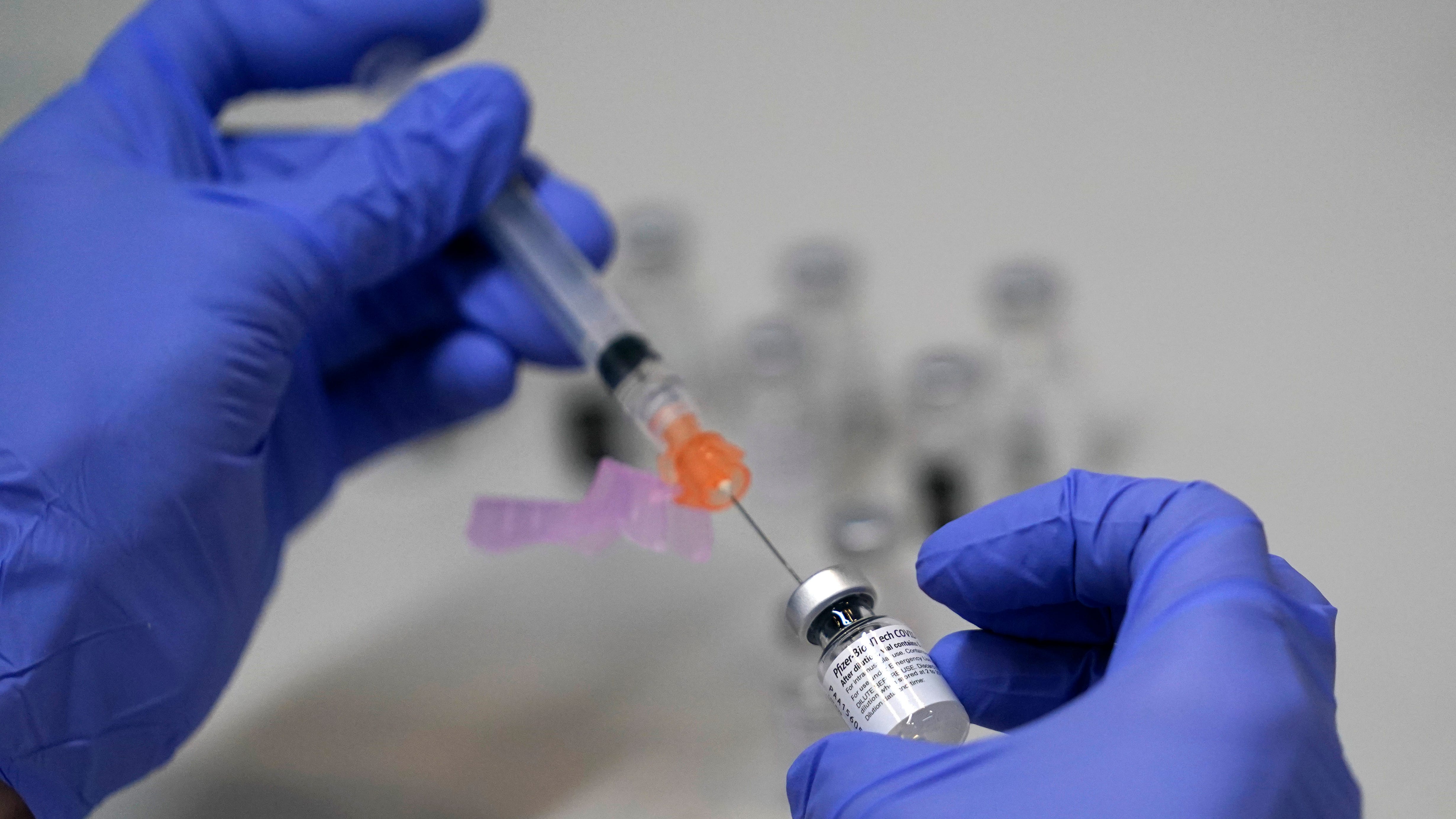 US health officials expected to recommend COVID-19 vaccine booster for most Americans