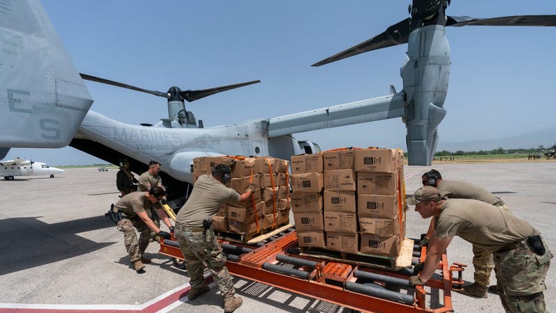 U.S. military airlifts aid to Haiti to reach areas hardest hit by earthquake