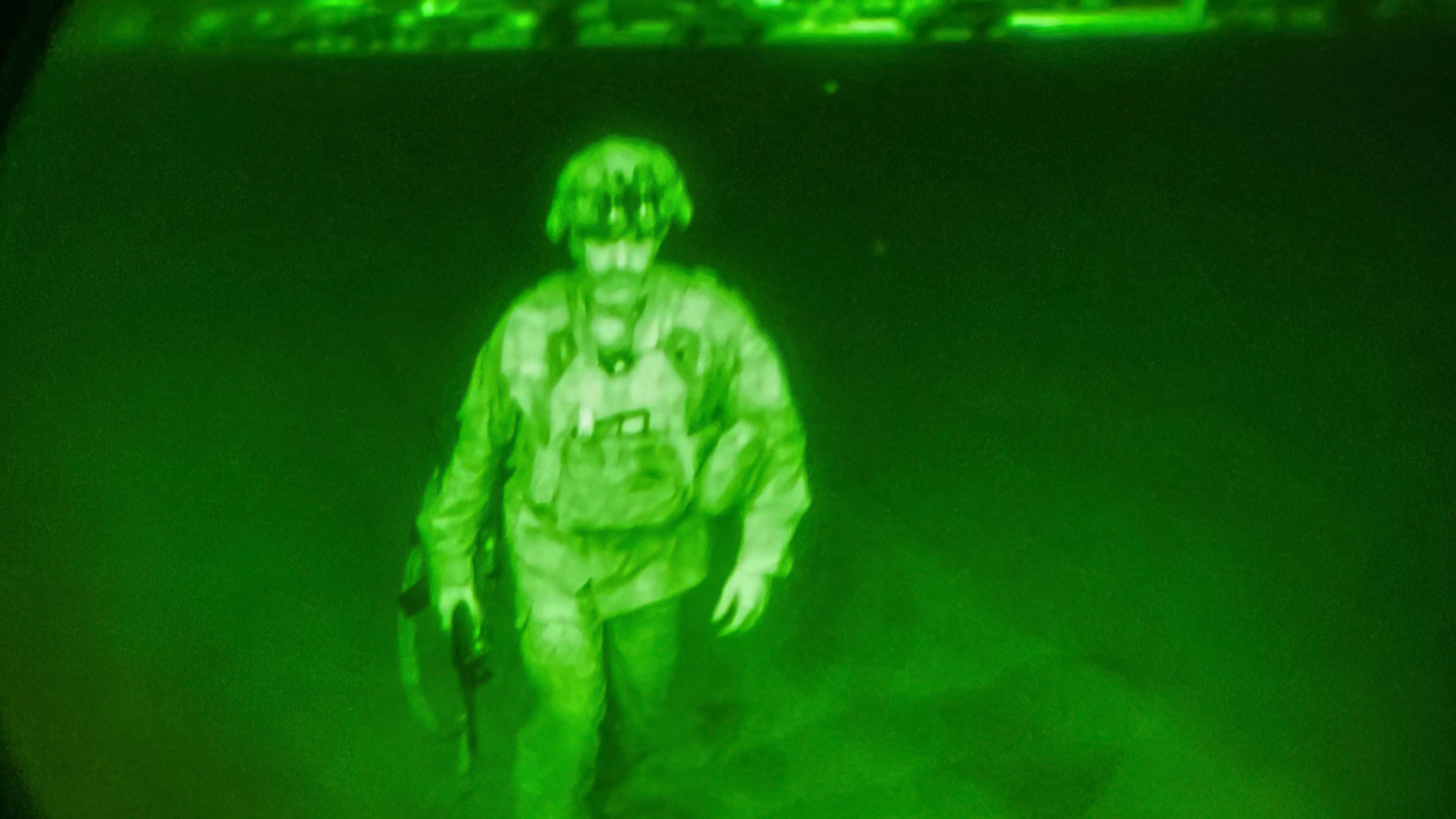 PHOTO: Military releases image of last U.S. troop in Afghanistan