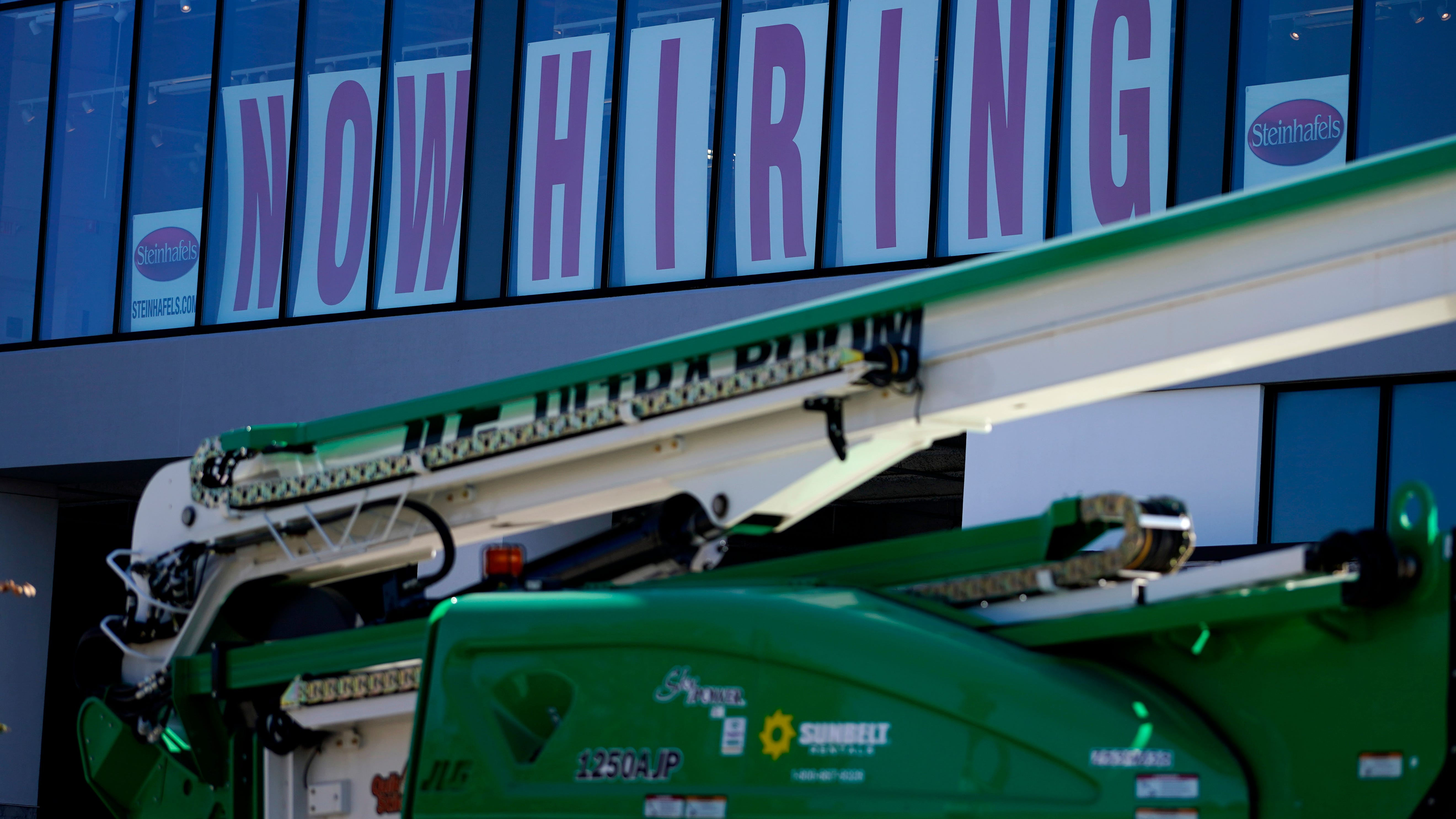 U.S. unemployment claims fall to new pandemic low of 290,000