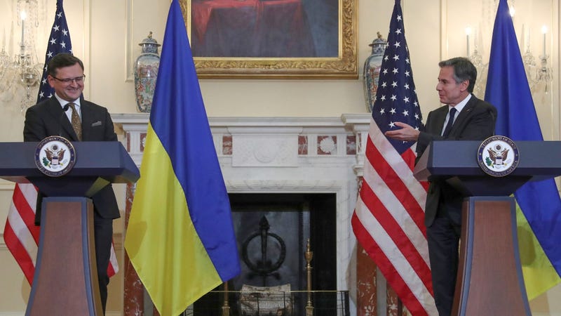 U.S. seeks balance as fears grow Russia may invade Ukraine