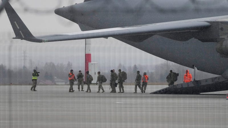 U.S. airborne infantry troops arrive in Poland amid tensions