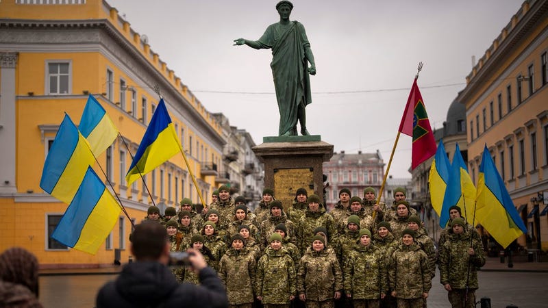 Ukraine shows unity as West sees no sign of Russian pullback