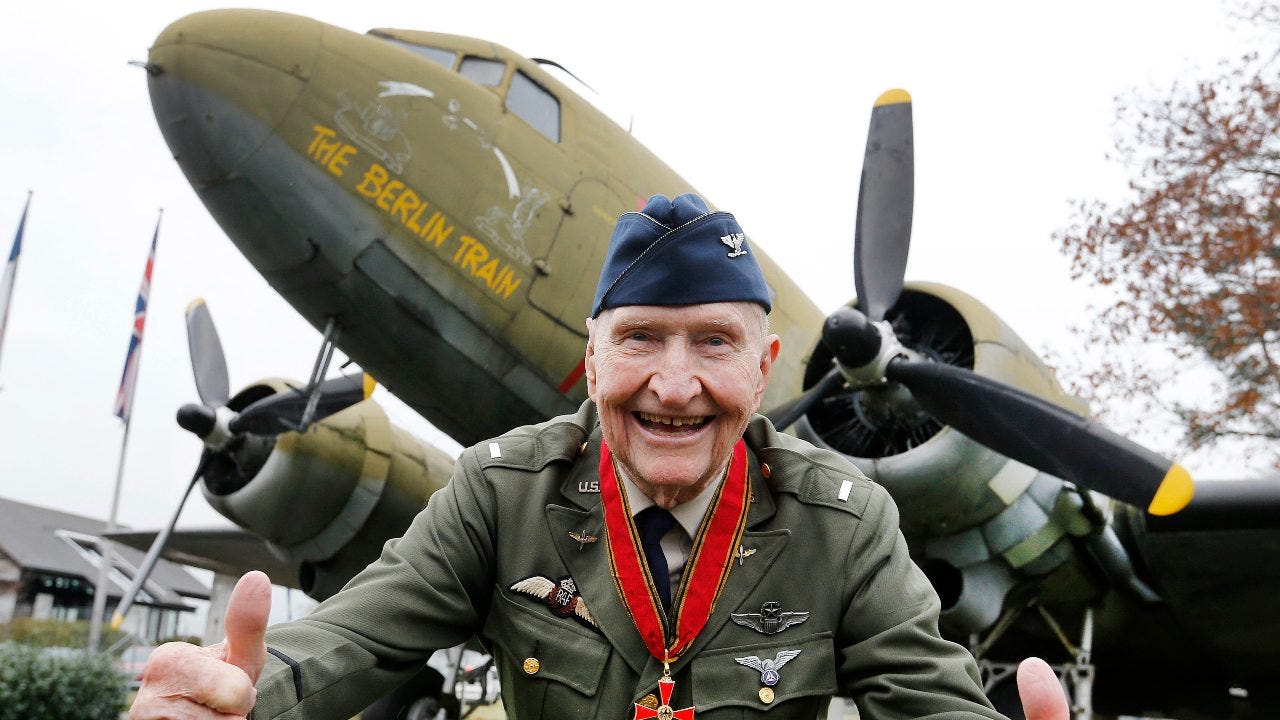 Army 'Candy Bomber' who dropped sweets during Berlin Airlift dies