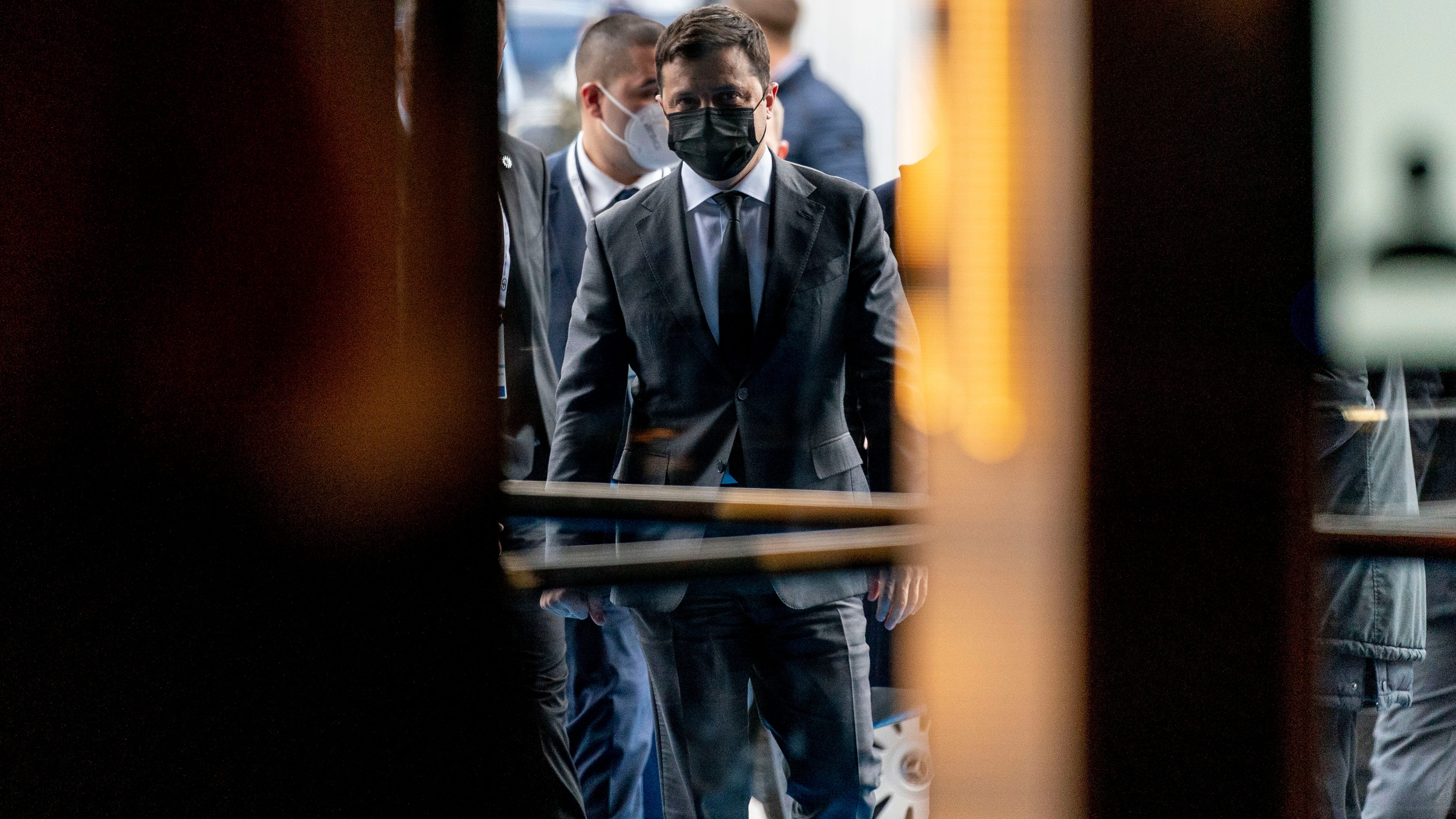 Ukraine president calls on Putin to meet as tensions soar