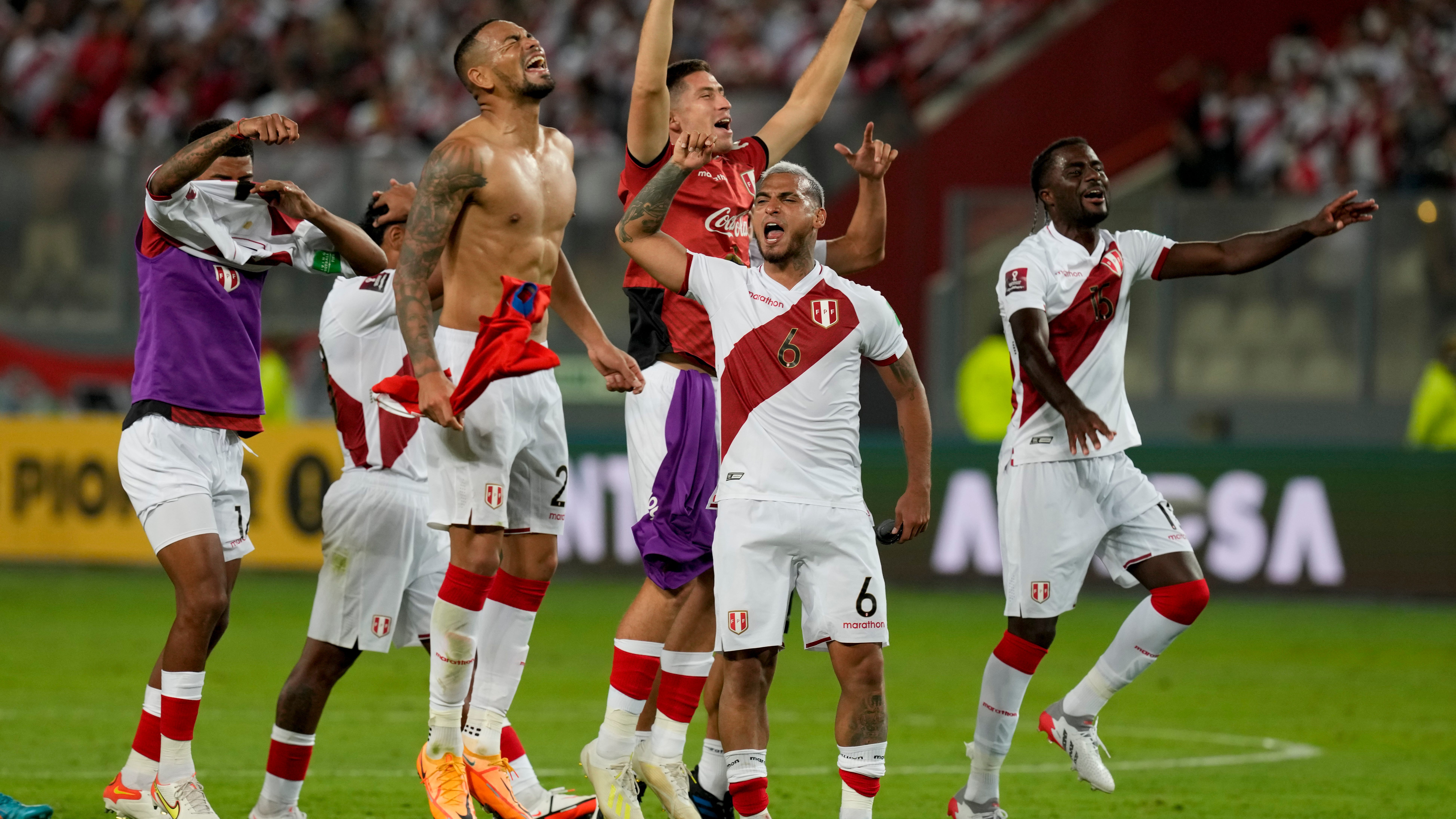 Perú vence 2-0 a Paraguay y disputará repesca por el Mundial; Colombia y Chile eliminados