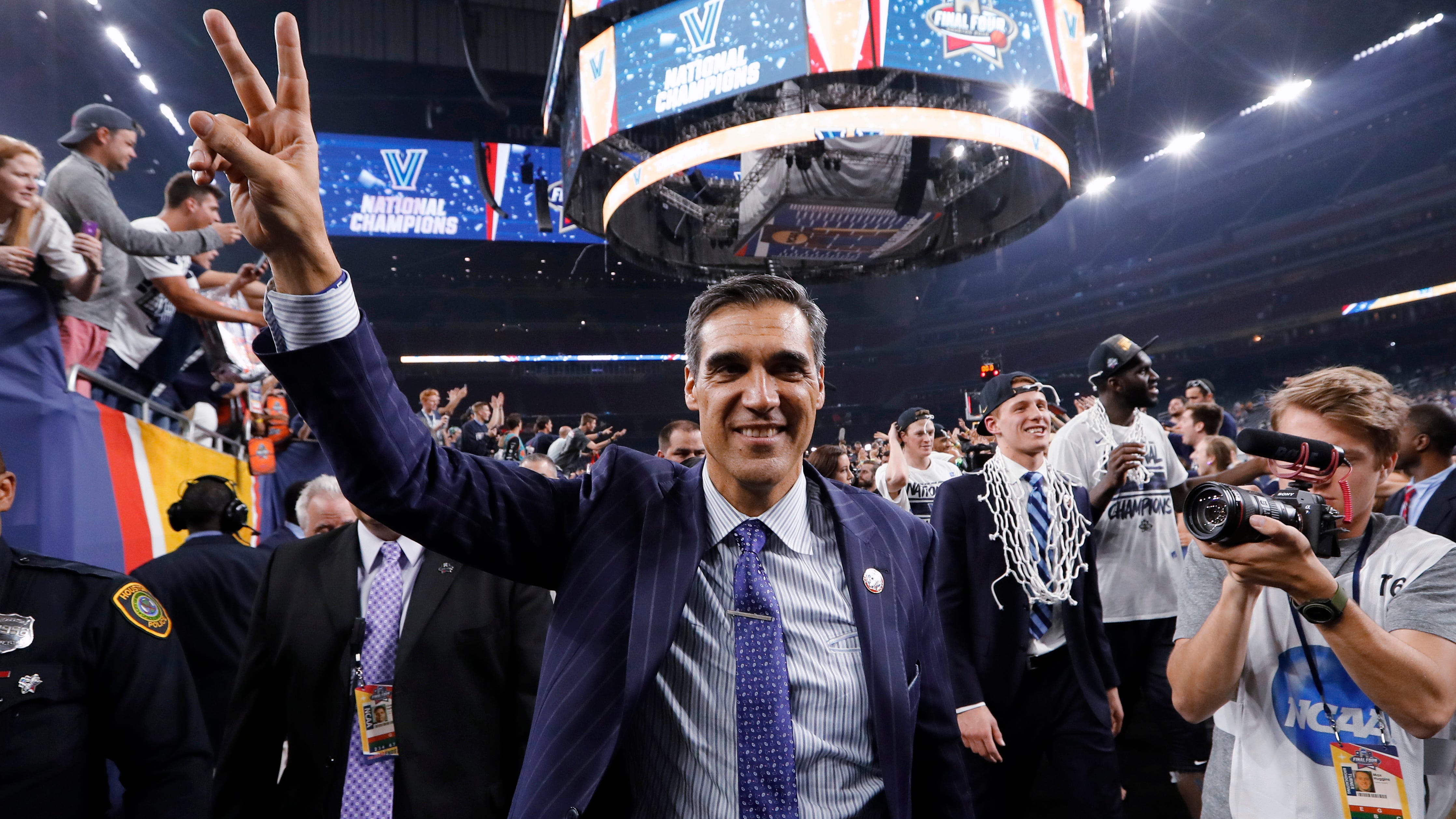 Jay Wright resigns as Villanova coach after 21 seasons