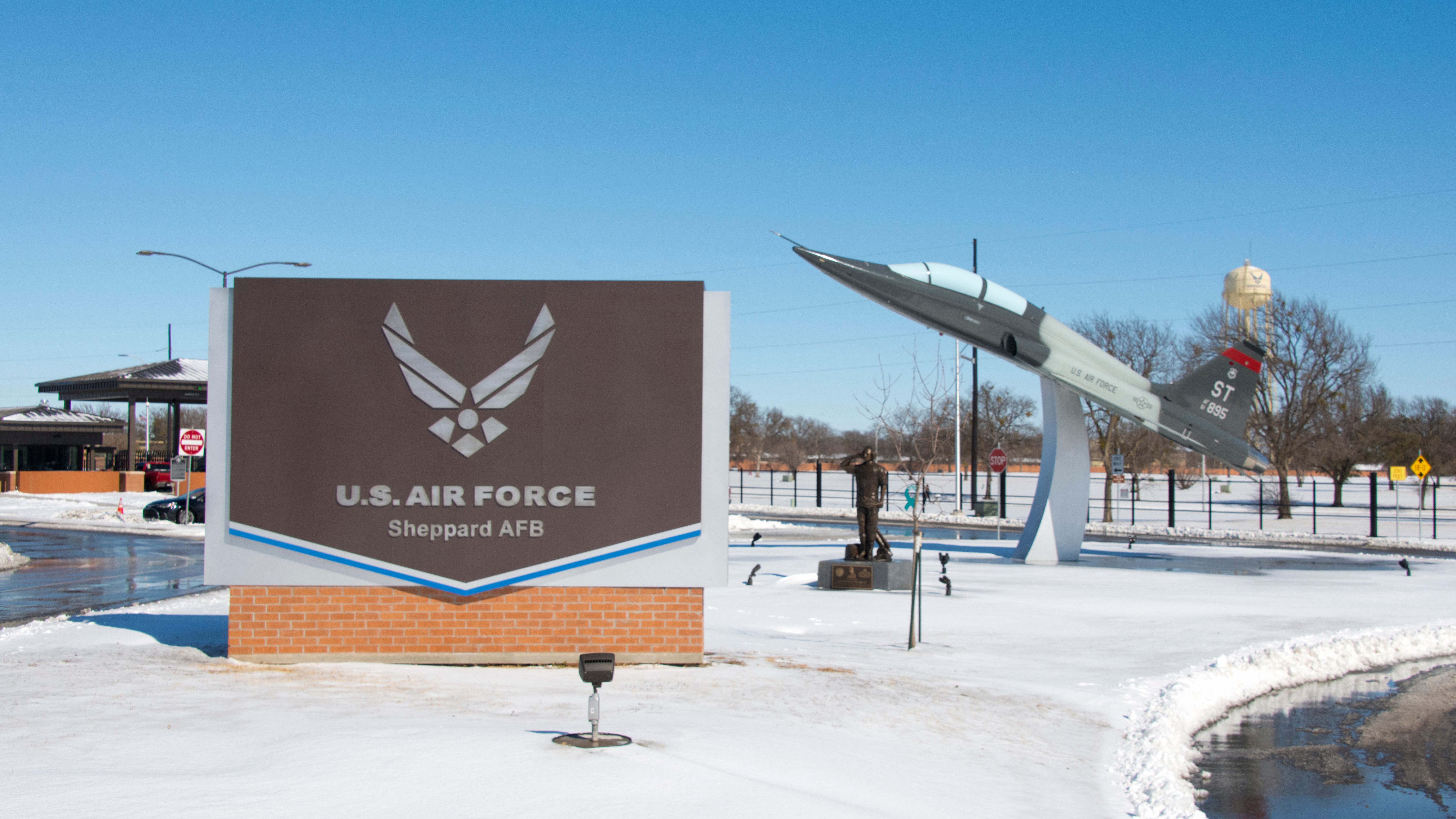 Senate panel finds 'grave' health risks in military housing