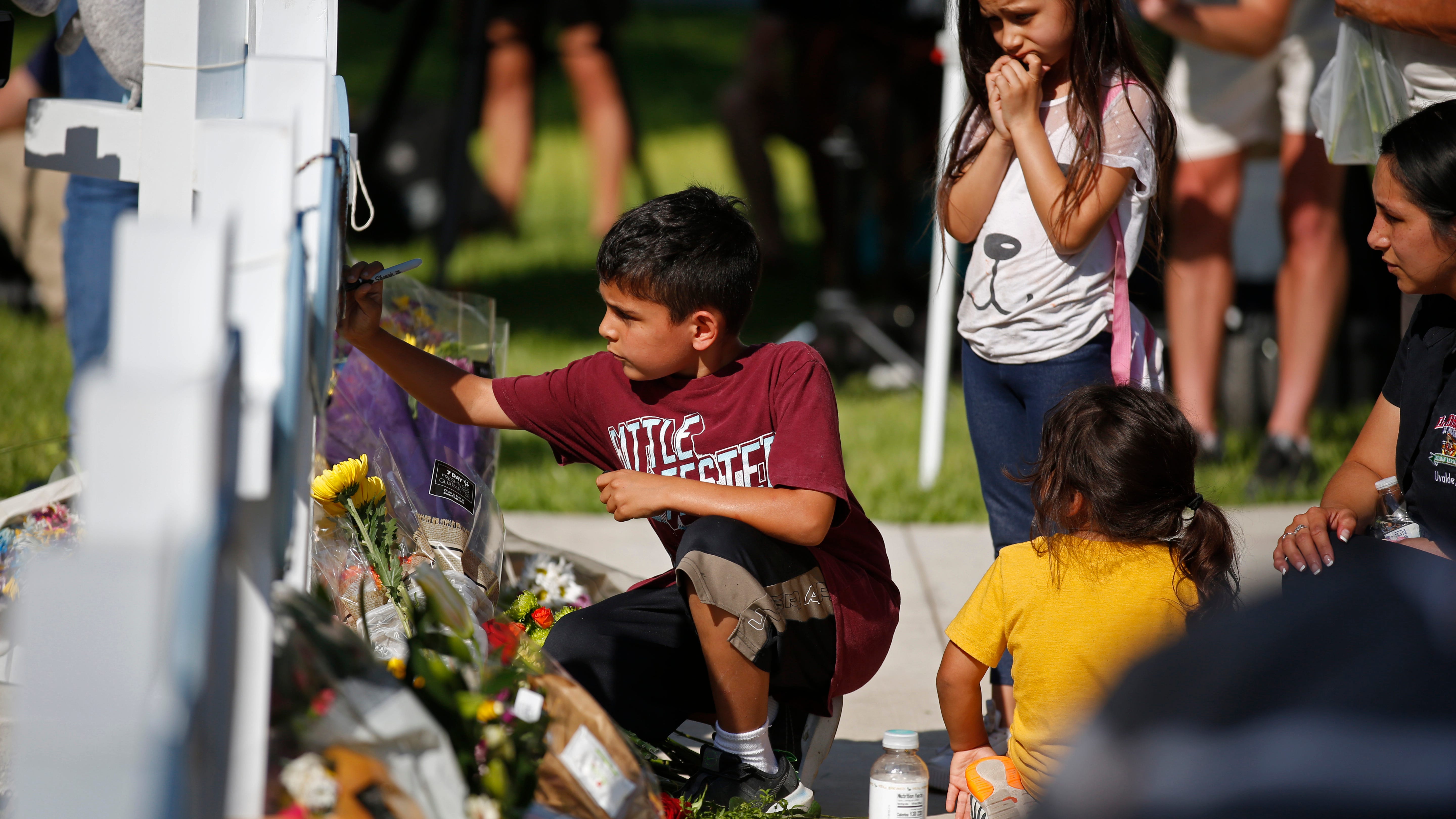 La policía esperó 45 minutos en la escuela antes de enfrentar al tirador