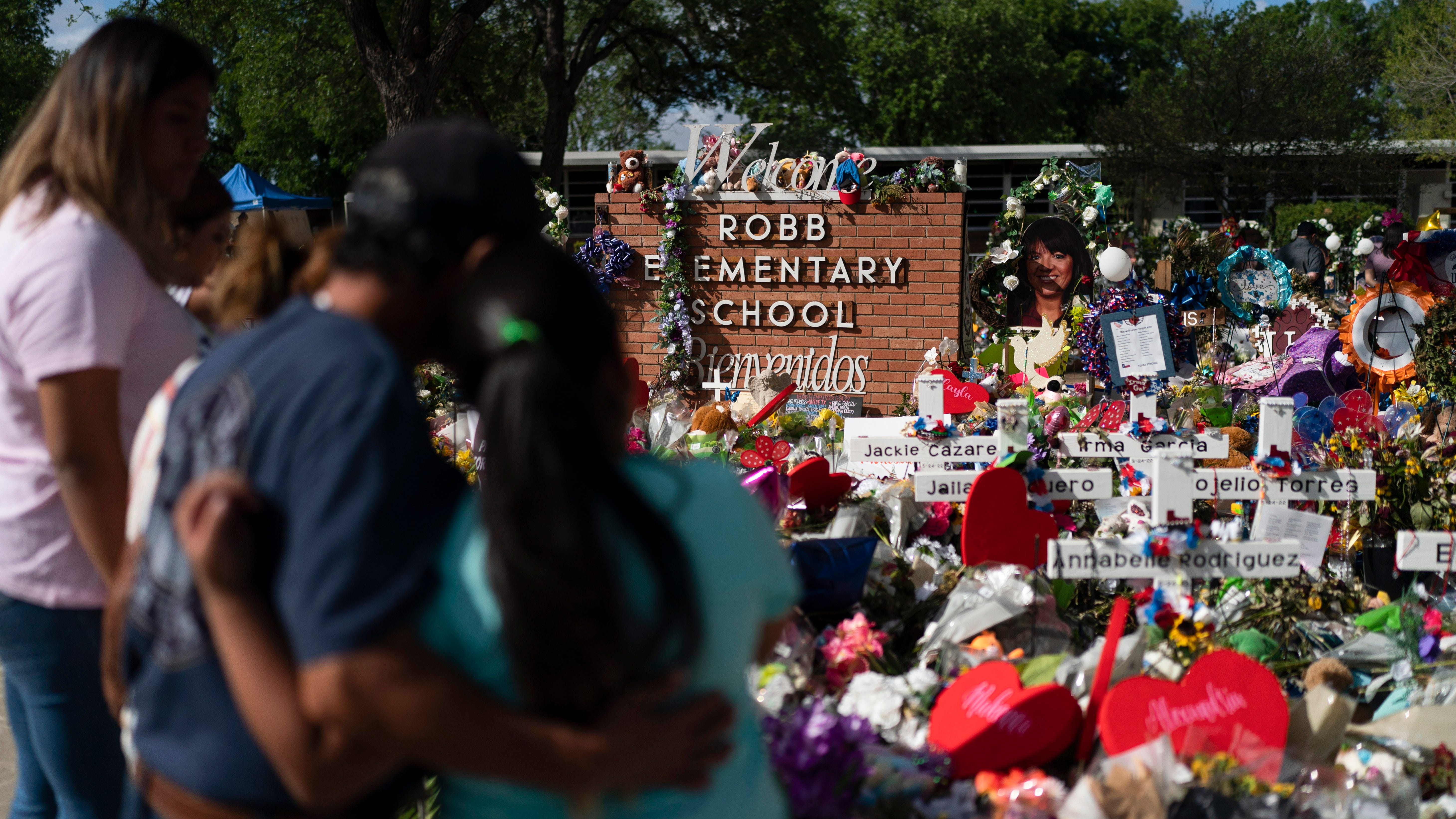 Report: Police at school had rifles earlier than known