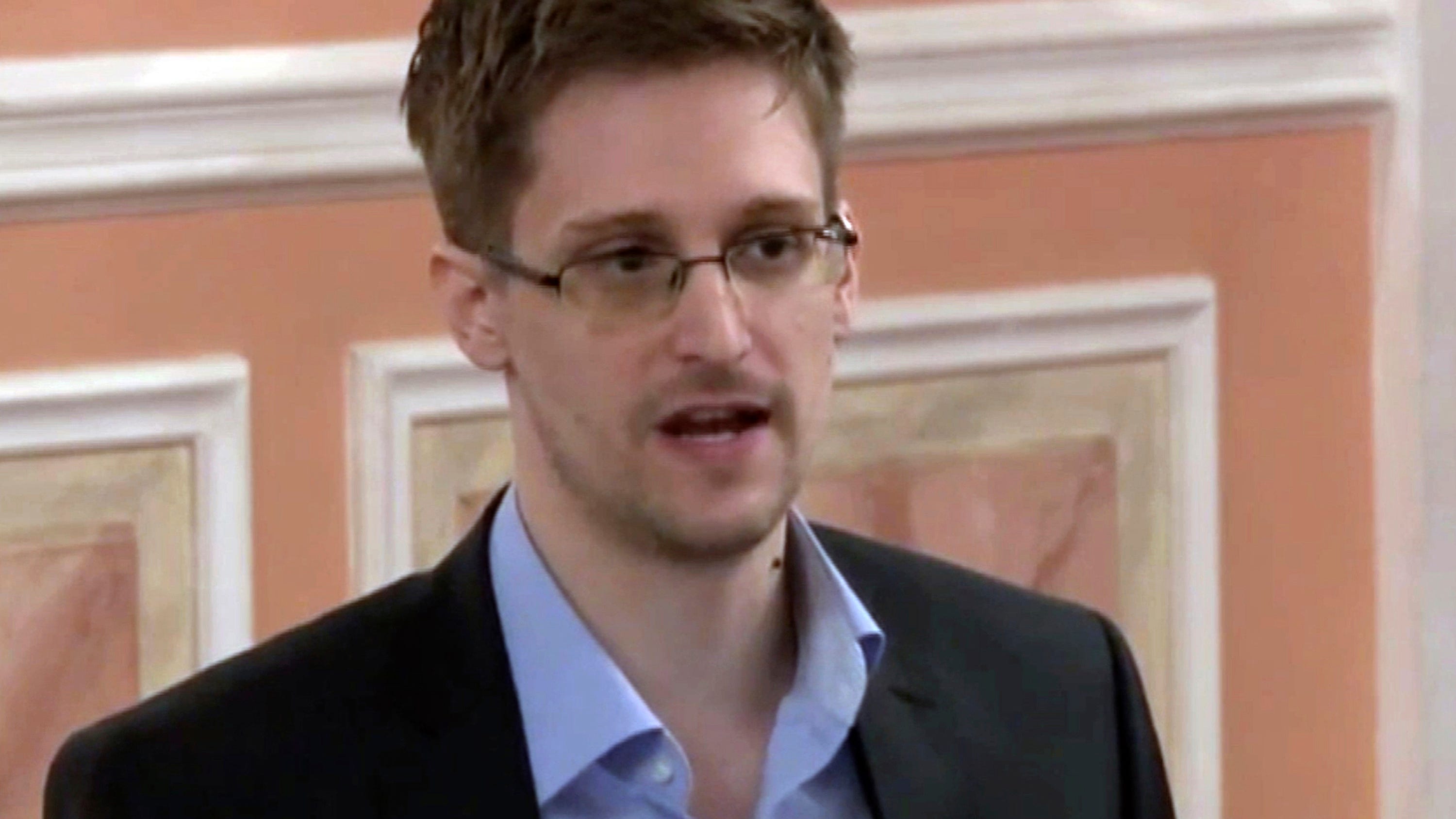 Russia gives citizenship to ex-NSA contractor Edward Snowden