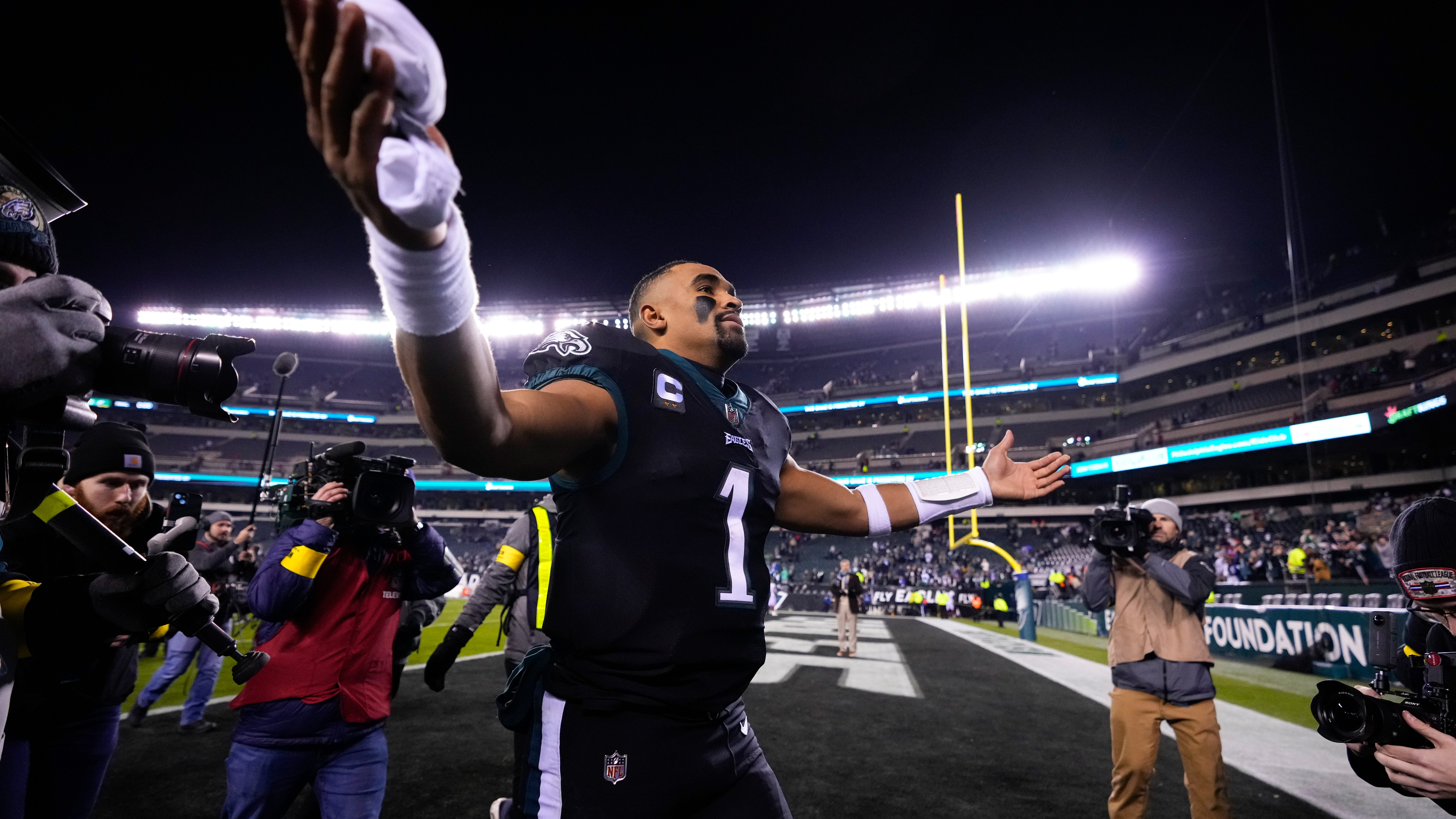 Hurts returns from injury, leads Eagles to No. 1 seed in NFC
