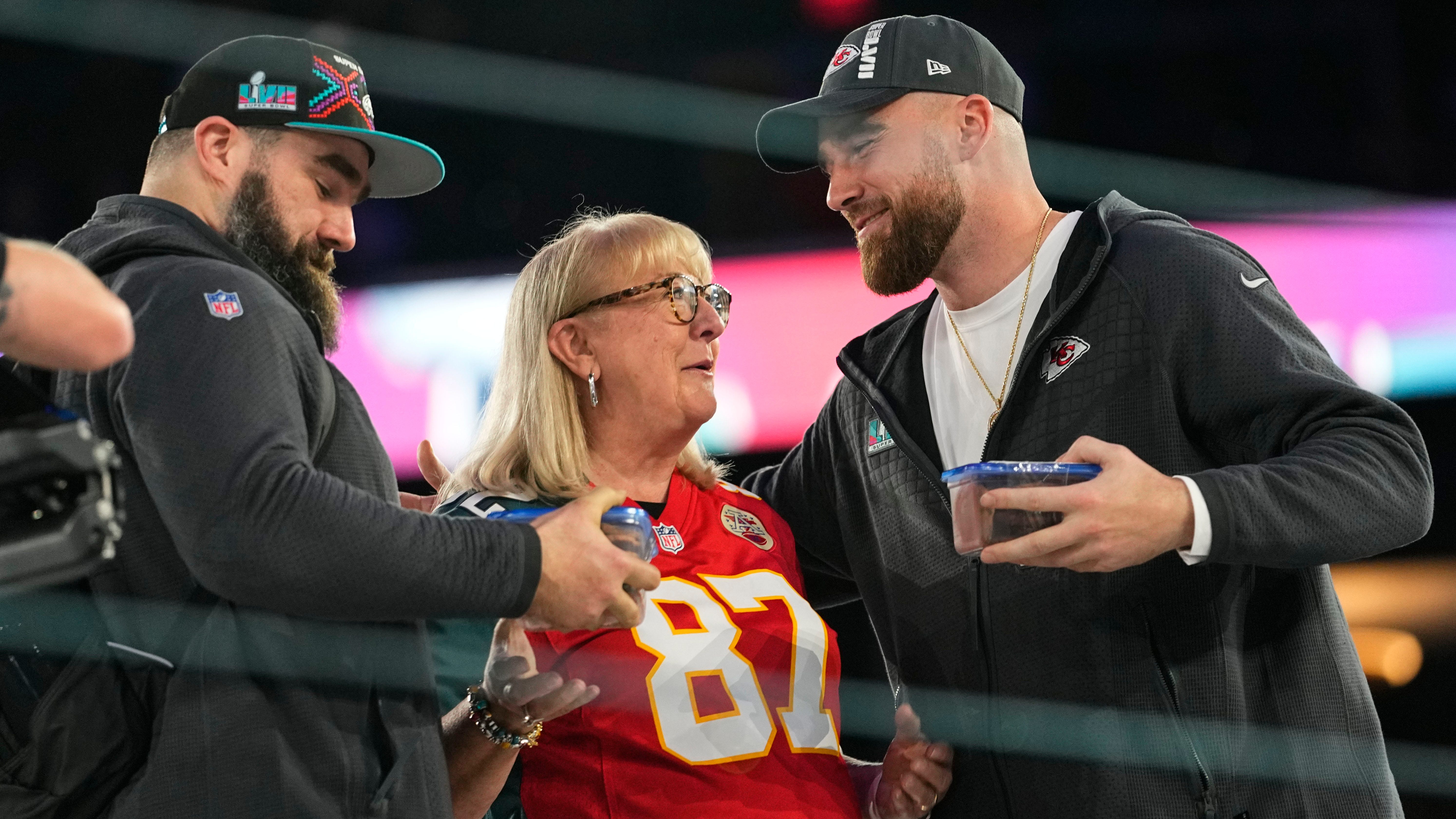 Donna Kelce brings cookies for sons at Super Bowl opener