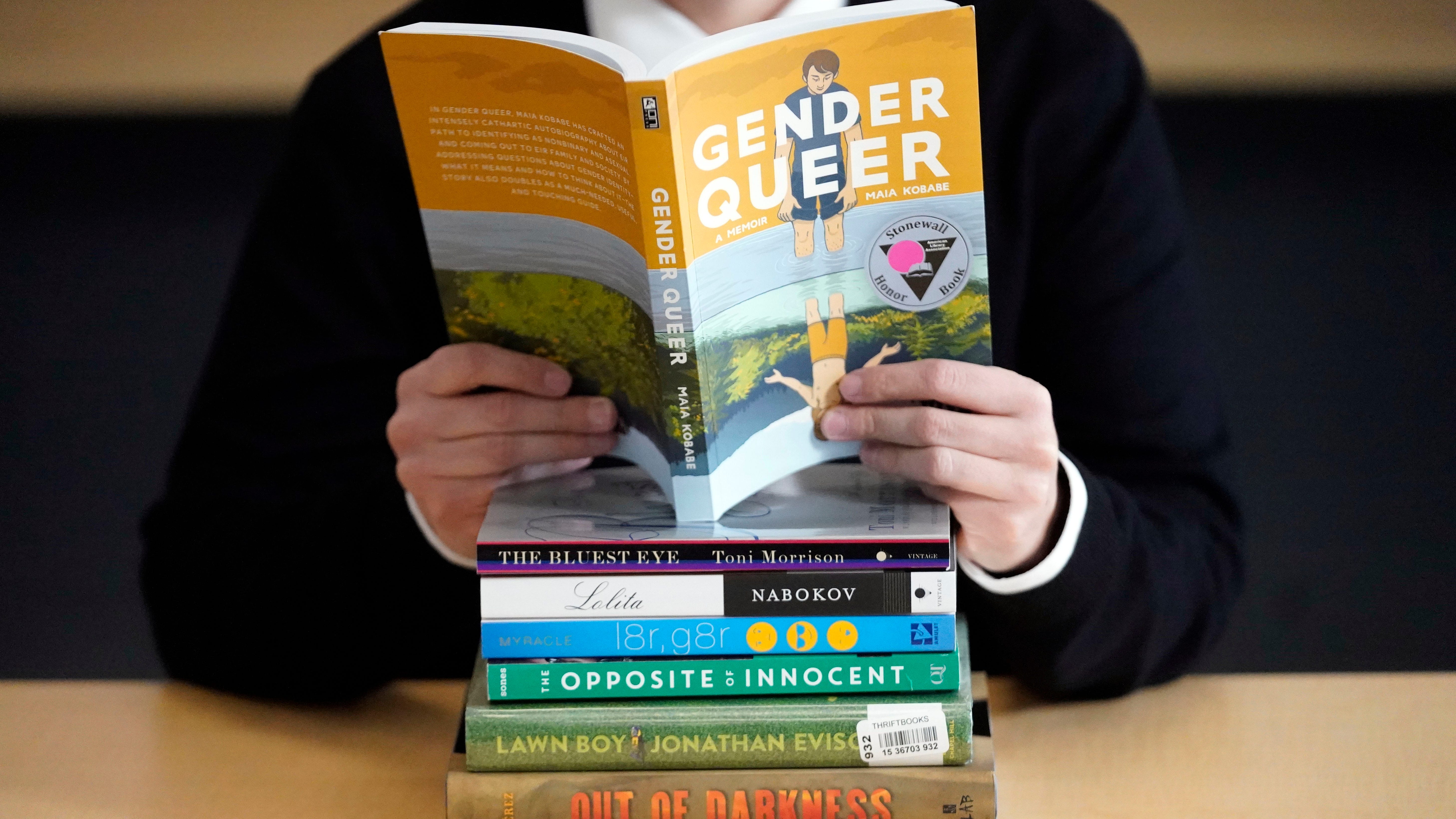 Illinois Secretary of State applauds legislation that aims to discourage book bans