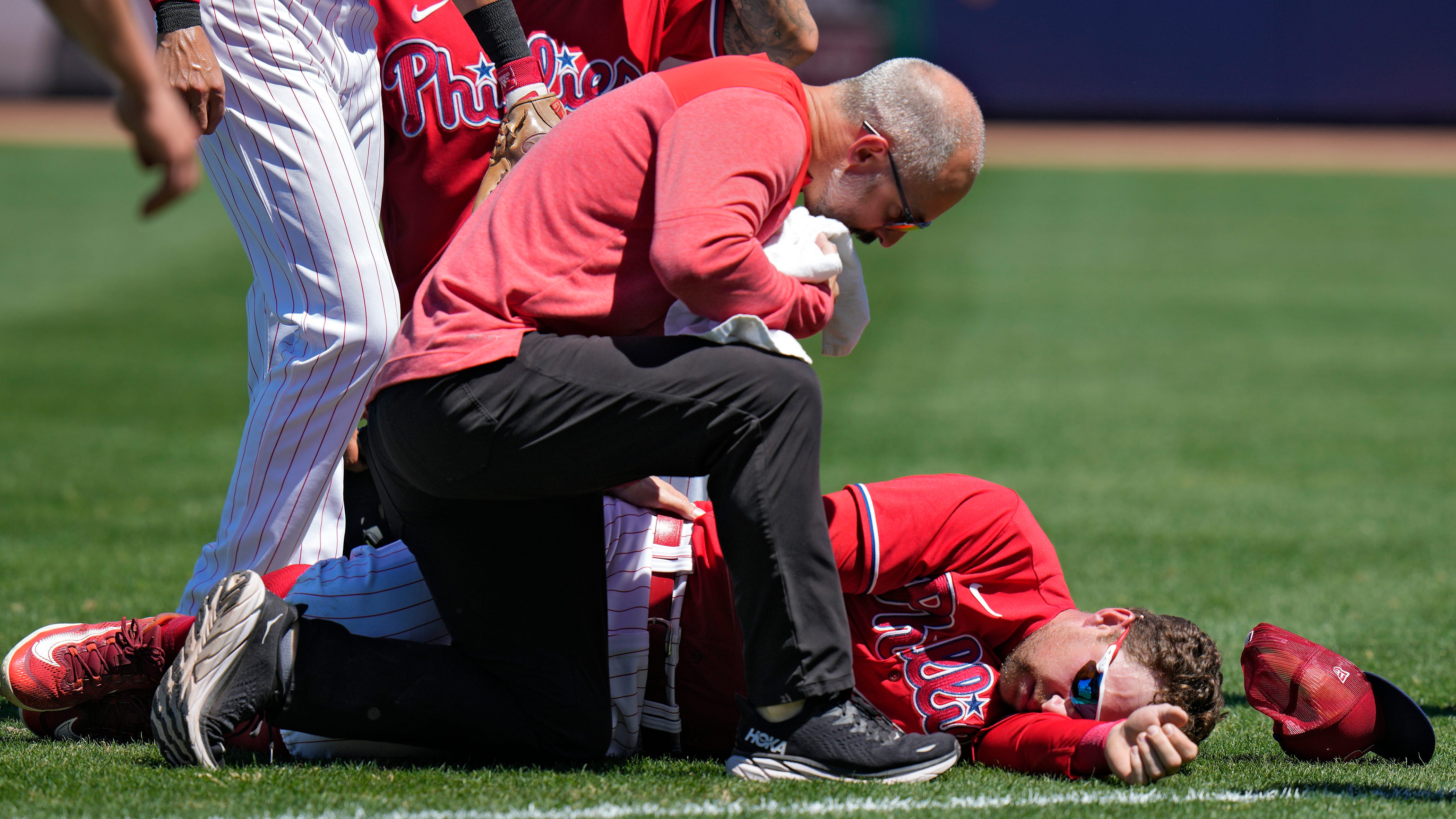 Rhys Hoskins tears knee, expected to miss significant time