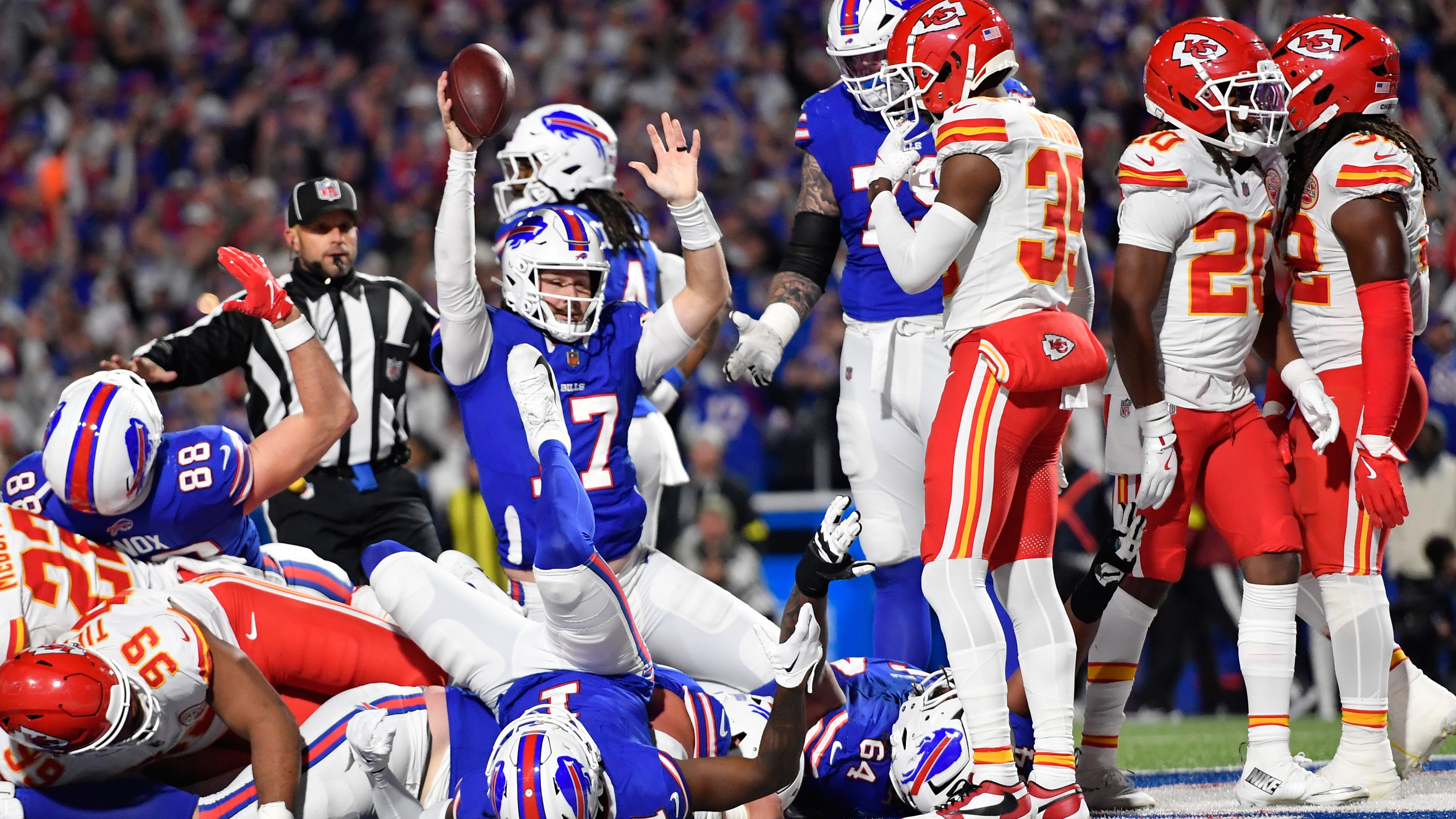 Allen's three touchdowns, sturdy defense help Bills top Chiefs, 28-21