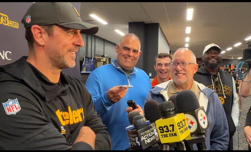 Aaron Rodgers in the locker room with Mike Tomlin
