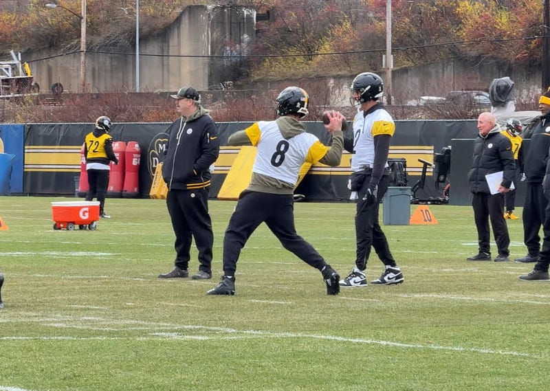 Aaron Rodgers throwing