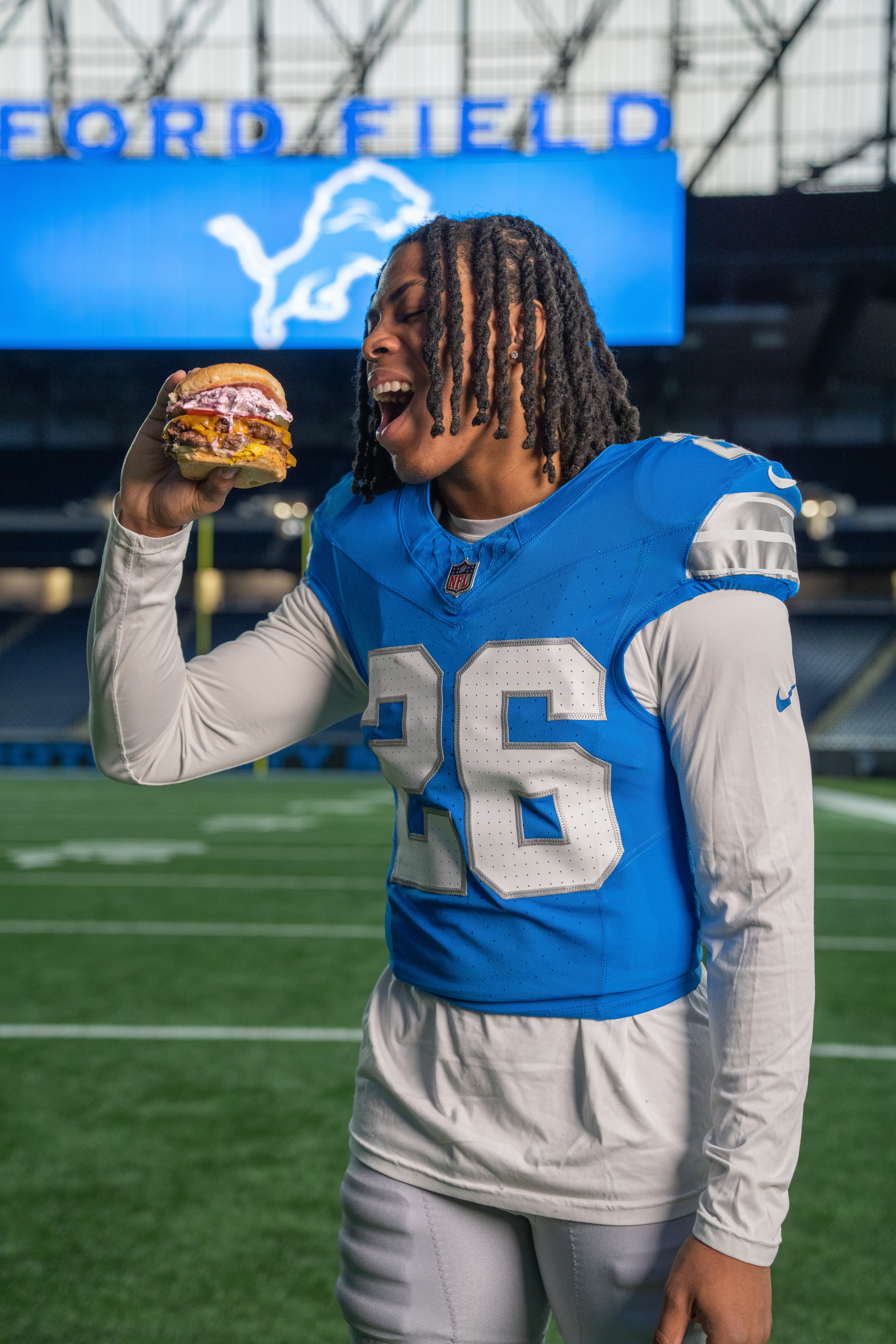 Jahmyr Gibbs eating the All Roads Burger