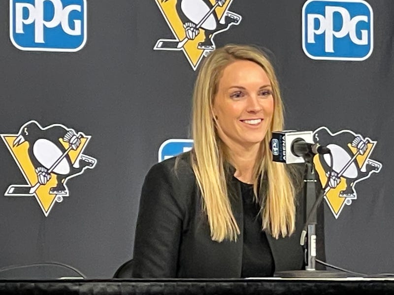Amanda Kessel at podium