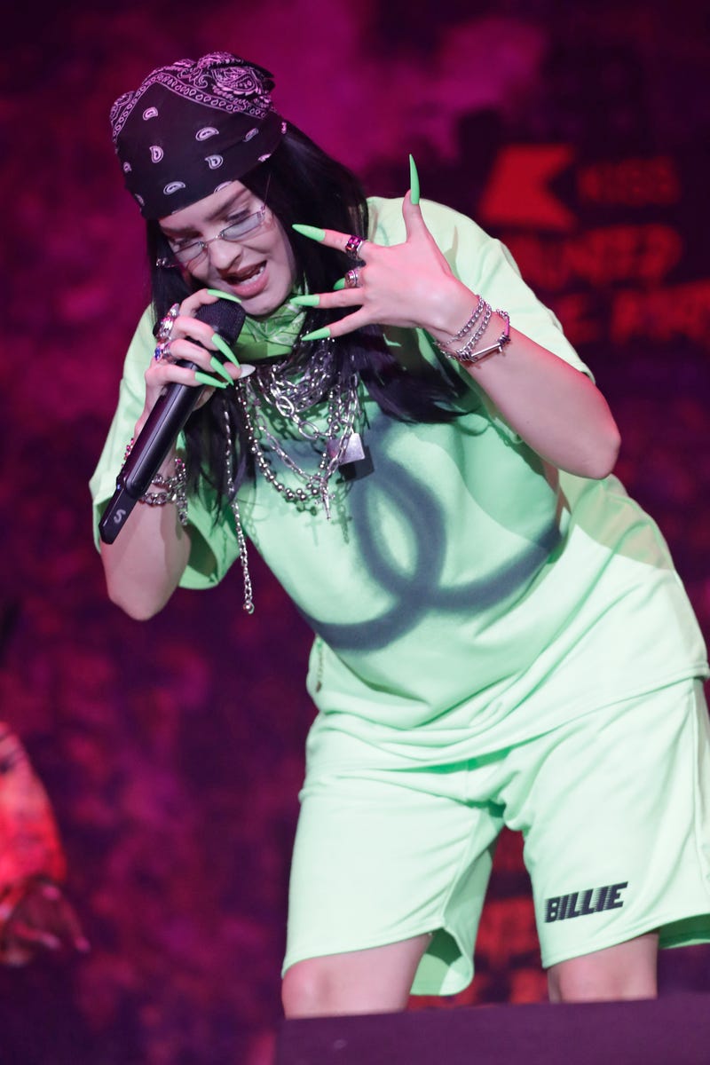 Anne-Marie pretends to be Billie Eilish.