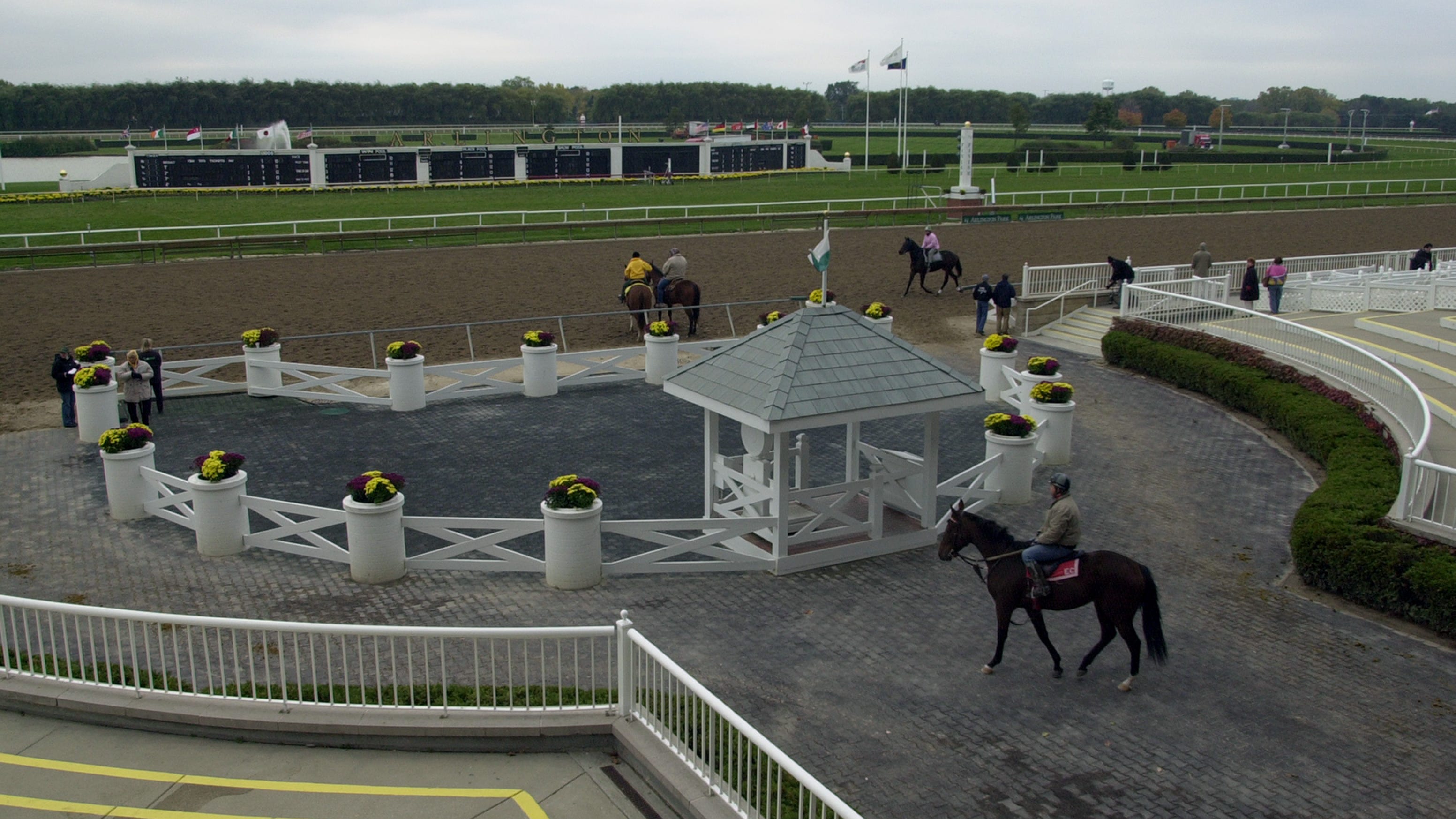 Arlington Heights preserves horse racing as option for track sale