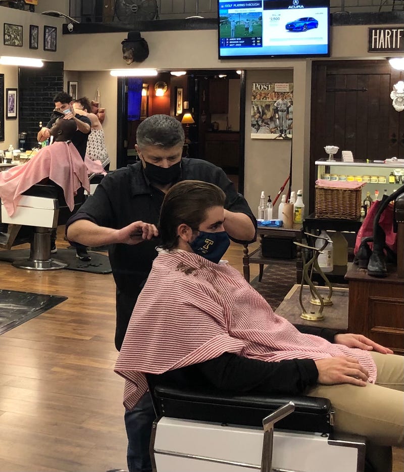 Mask use in a Pratt St., Hartford barber shop, 3/19/21