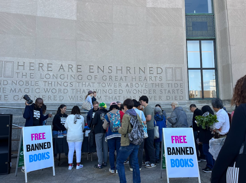 #FreedomToRead rallies were held across NYC on Saturday, including in front of the central branch of the Brooklyn Public Library in Grand Army Plaza, where they gave away banned books.