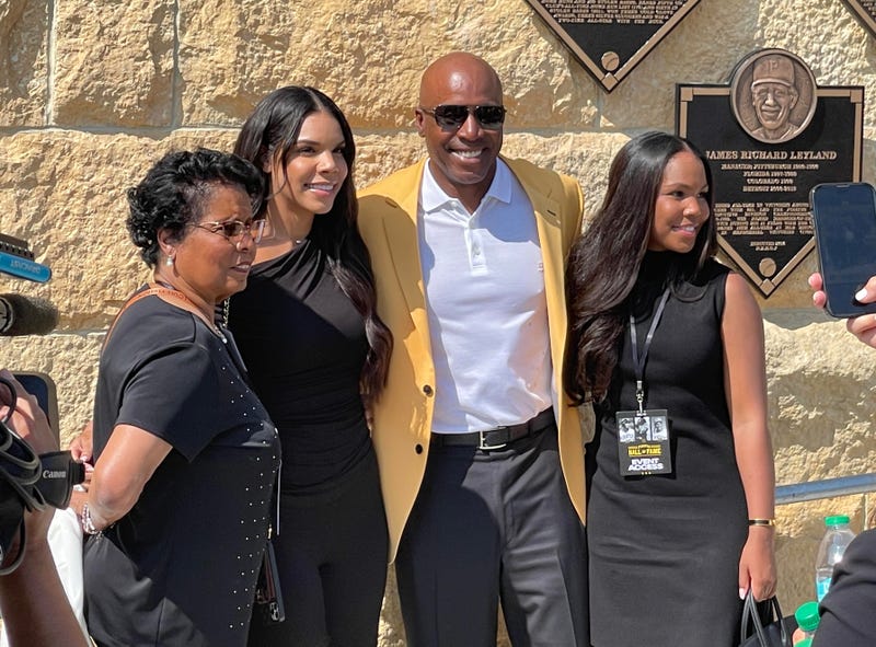 Barry Bonds with his family at Pirates HOF ceremony