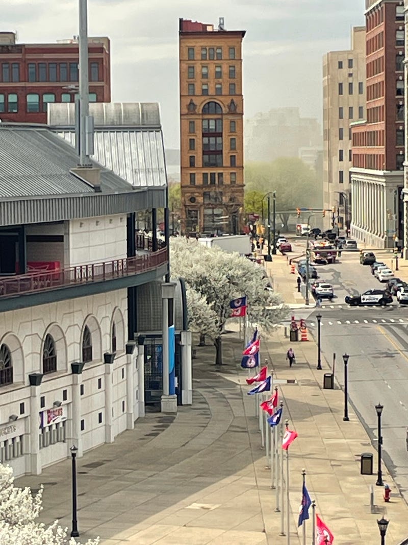 Heavy smoke on Swan and Franklin