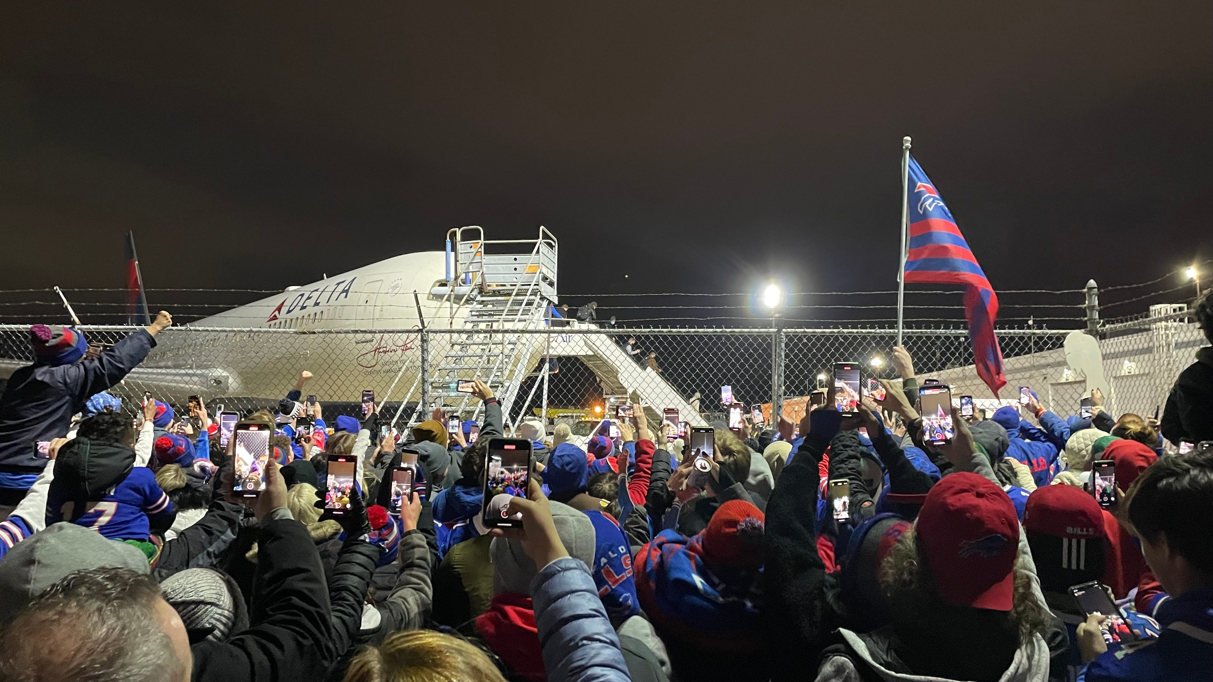 Bills fans welcome home AFC East leaders after Sunday's win over Patriots