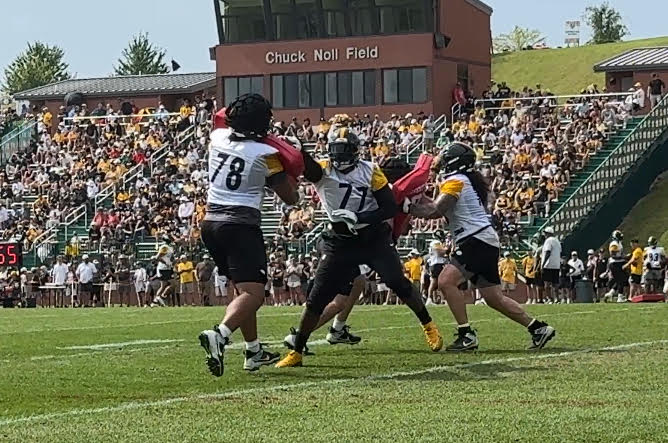 Broderick Jones & Isaac Seumalo blocking at practice