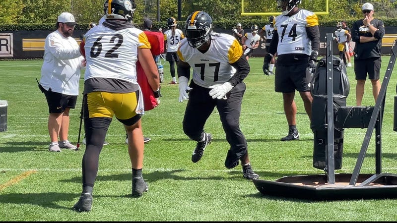 Broderick Jones in practice