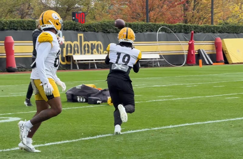 Calvin Austin catches pass in practice