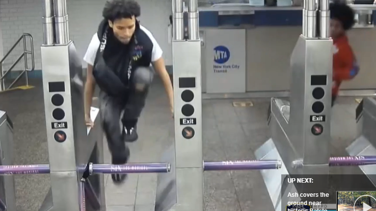 VIDEO: Hombre de 23 años es apuñalado repetidamente durante una disputa en Times Square, se buscan 4 sospechosos