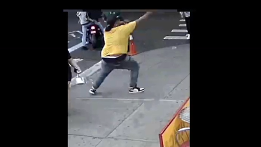 VIDEO: La policía de Nueva York busca a un sospechoso que dispara repetidamente contra la multitud en una calle de Queens