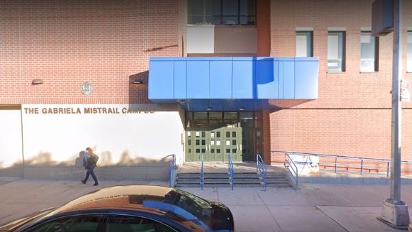 Una profesora de Queens es acusada de violar a su alumno de 14 años