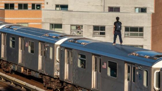 Captan persona caminando sobre el metro del Bronx, semanas después de la muerte de un adolescente que “surfeaba” sobre el mismo