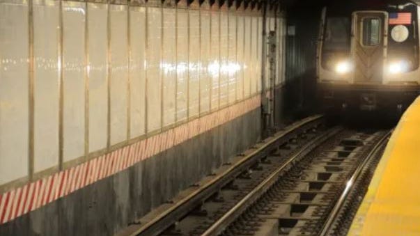 Muere hombre tras tocar el tercer carril en estación de metro de UES