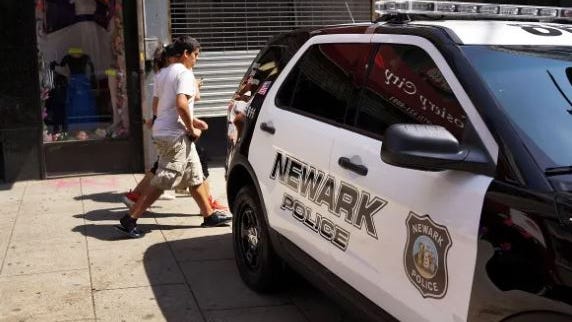 Adolescente herido de gravedad tras tiroteo en Newark