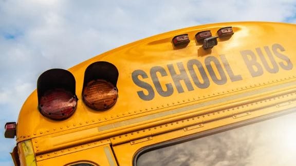 13 estudiantes de LI hospitalizados luego de que una pickup chocara contra el autobús escolar