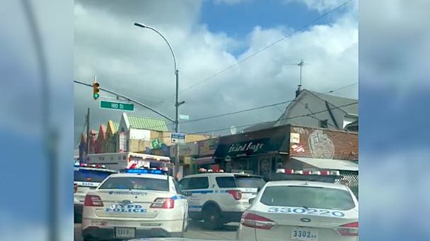 Niño de 14 años es apuñalado en el torso a la salida de un McDonald's en Queens; el atacante está prófugo